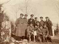 Ναύτες με ένα σκύλο στο θαλάσσιο κήπο Πλάτων. διοικητής 1921