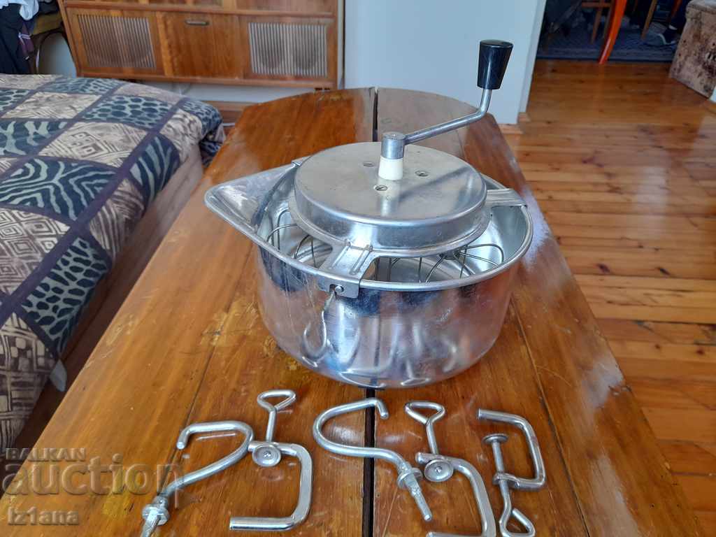 Old hand mixer, centrifuge with price 55.00 BGN | € 28.12