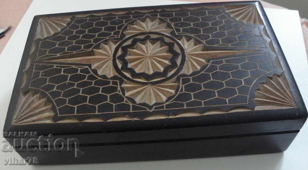 Livrarea Cutie veche de lemn cu cheie Livrarea Cutie veche de lemn cu cheie