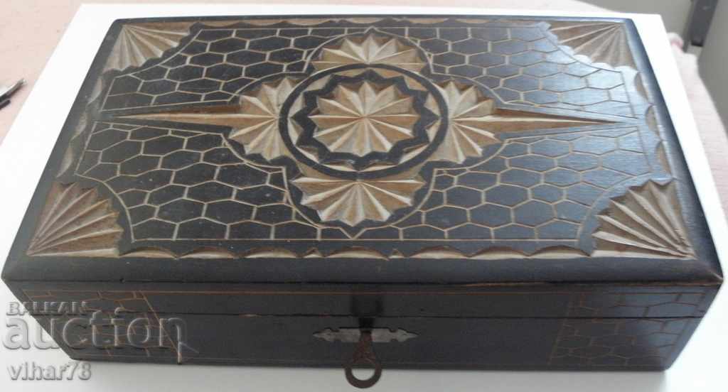 Cutie veche de lemn cu cheie Cutie veche de lemn cu cheie