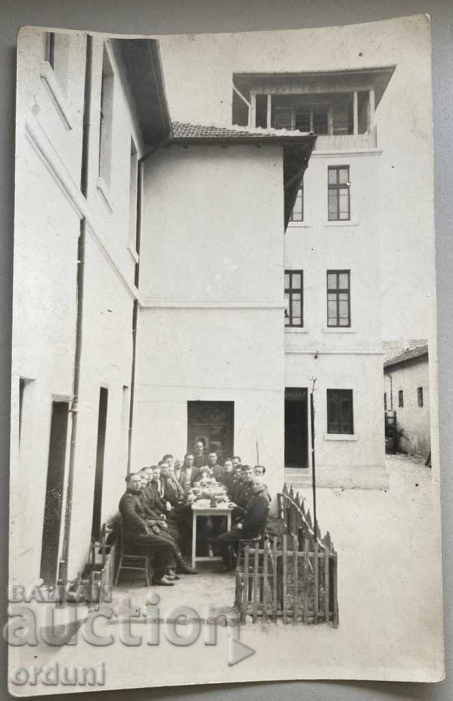 1531 Οι πυροσβέστες του Βασιλείου της Βουλγαρίας γευματίζουν στη Σόφια τη δεκαετία του 1920.