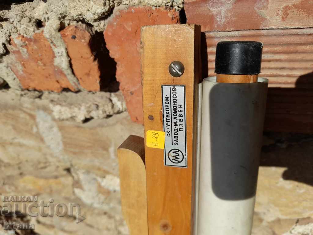 Auction  Large projection screen, board