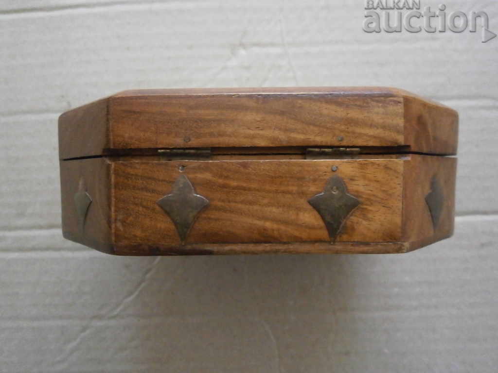 Delivery of old wooden carved jewelry box jewelry Delivery of old wooden carved jewelry box jewelry