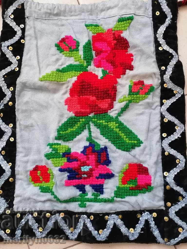 Costum șorț brodat țesut pentru copii sukman cu preț 89.00 BGN | € 45.50 Costum șorț brodat țesut pentru copii sukman cu preț 89.00 BGN | € 45.50