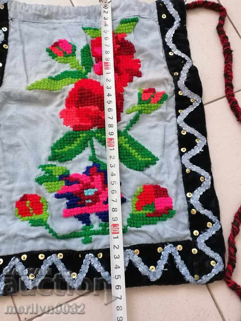 Licitație Costum șorț brodat țesut pentru copii sukman Licitație Costum șorț brodat țesut pentru copii sukman