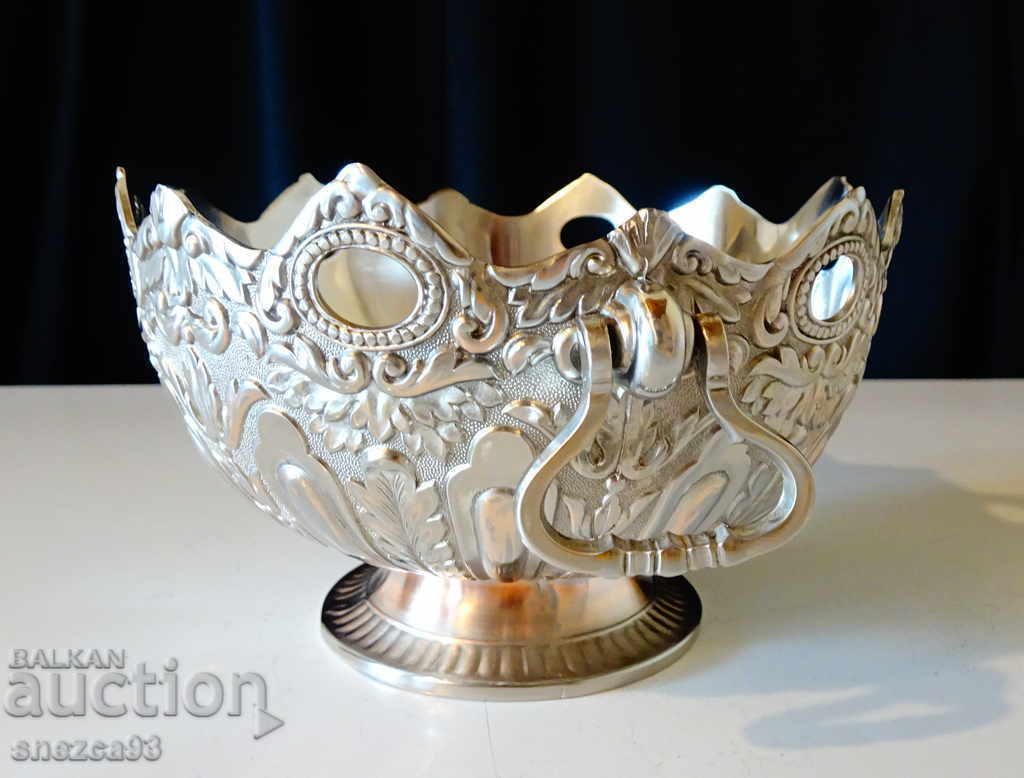 Auction  English silver-plated fruit bowl, candy box, marked.