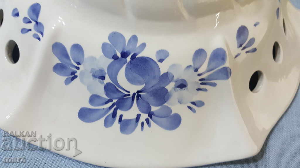 Auction Massive porcelain lantern with elevator Auction Massive porcelain lantern with elevator