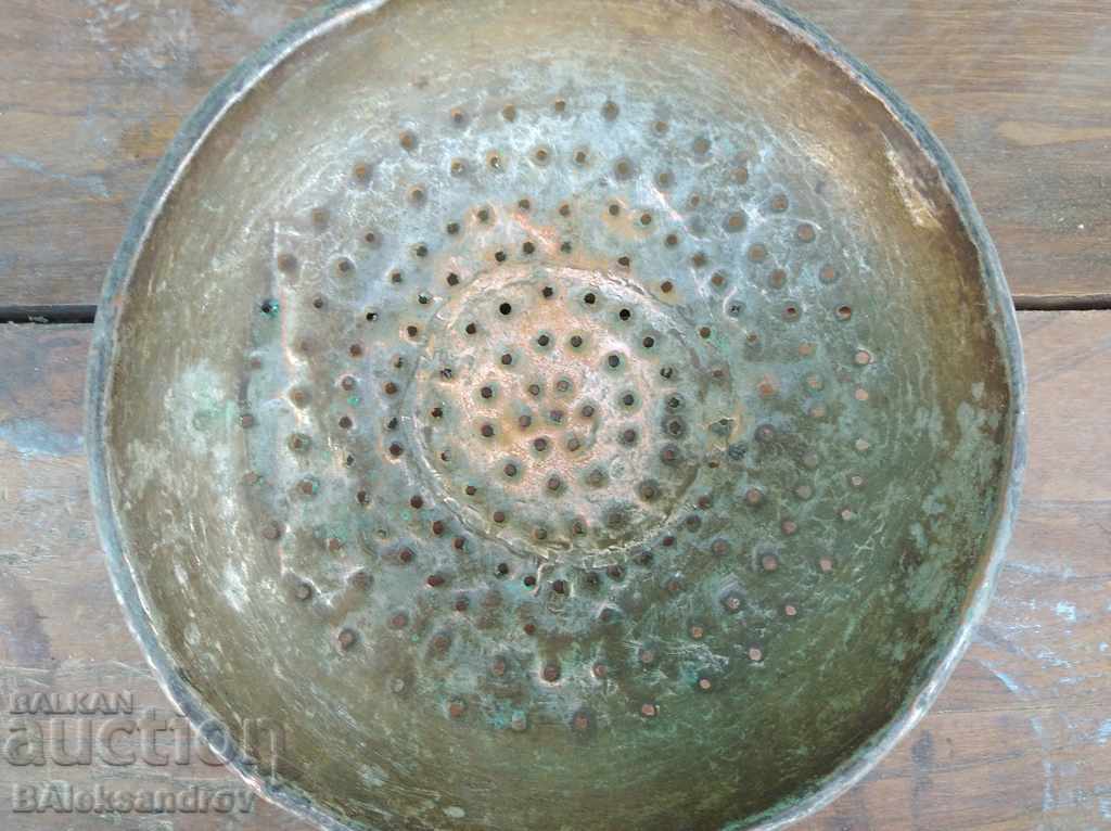 Ένα παλιό σουρωτήρι χαλκού με τιμή 35.00 BGN | € 17.90 Ένα παλιό σουρωτήρι χαλκού με τιμή 35.00 BGN | € 17.90