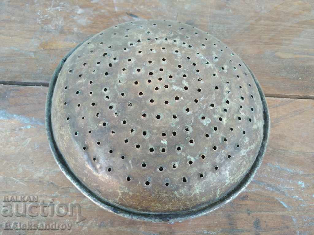 Δημοπρασία Ένα παλιό σουρωτήρι χαλκού Δημοπρασία Ένα παλιό σουρωτήρι χαλκού