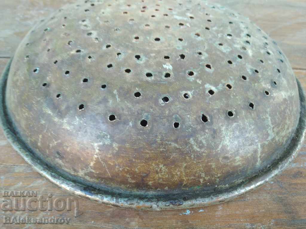 Παράδοση Ένα παλιό σουρωτήρι χαλκού Παράδοση Ένα παλιό σουρωτήρι χαλκού