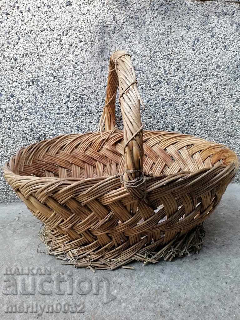 Стара плетена кошница, дървения