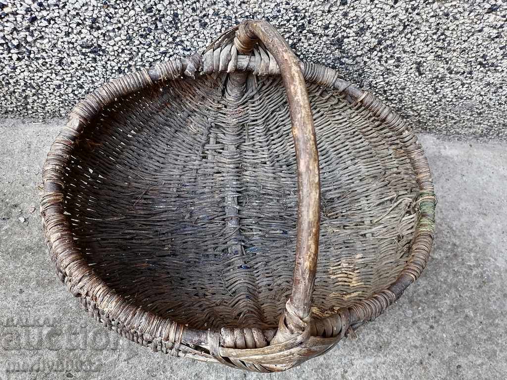 Auction Old knit basket, wooden Auction Old knit basket, wooden