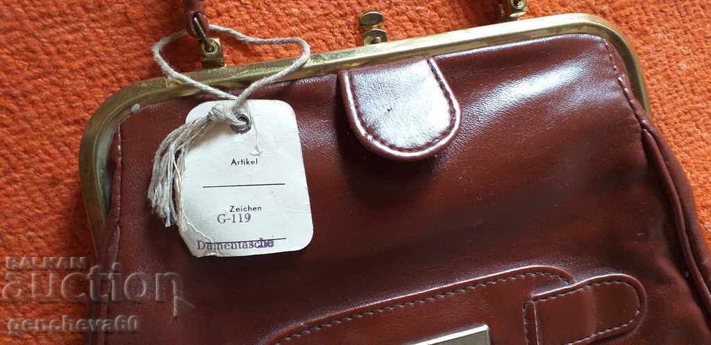 Delivery of ART Women's leather field bag with tag Delivery of ART Women's leather field bag with tag