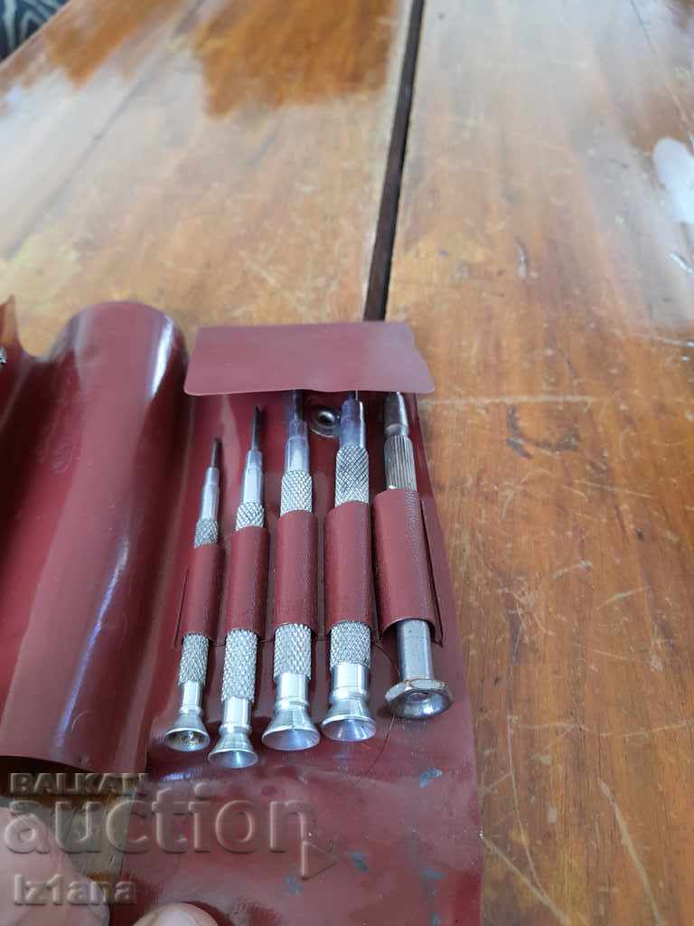 Livrarea o șurubelniță vechi