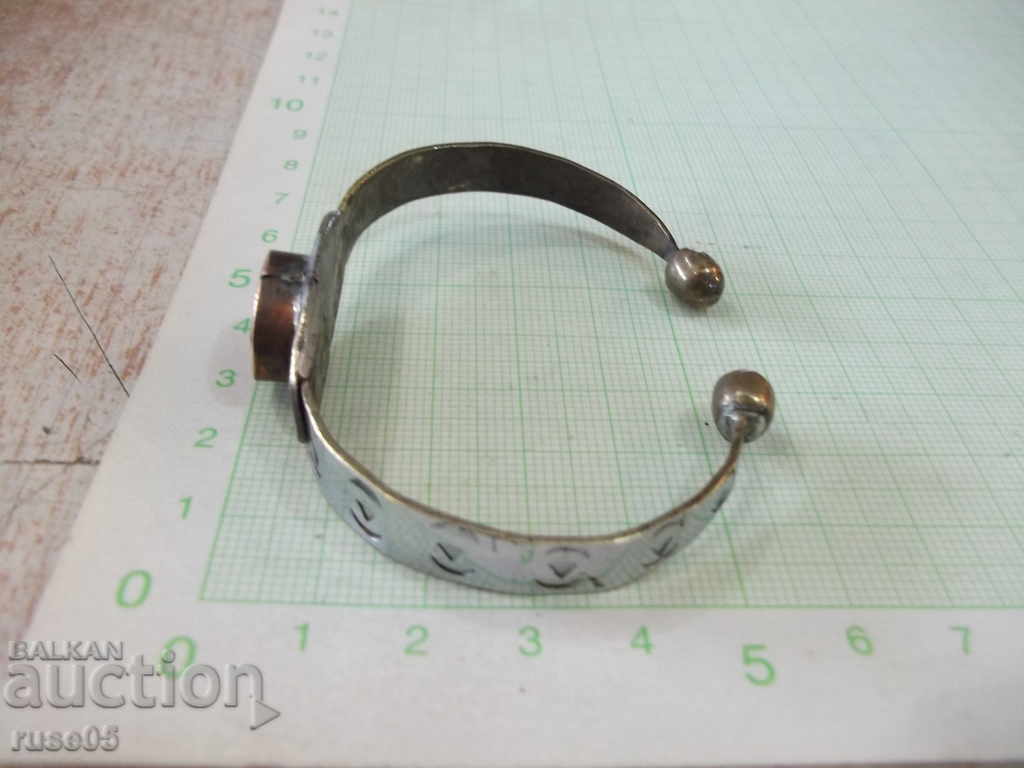 Παράδοση Παλιό βραχιόλι με κόκκινη πέτρα Παράδοση Παλιό βραχιόλι με κόκκινη πέτρα