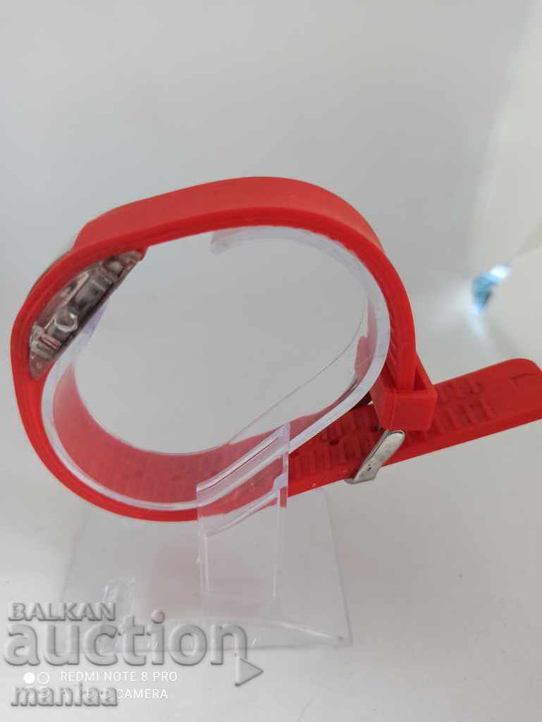 Красив часовник с цена 14.00 лв. | € 7.16 Красив часовник с цена 14.00 лв. | € 7.16