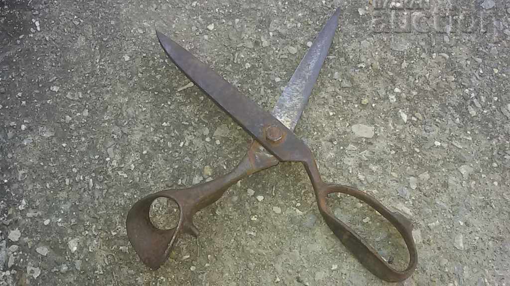 Delivery of antique sewing scissors 30s