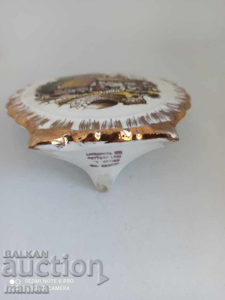 Auction Beautiful English porcelain figure Auction Beautiful English porcelain figure