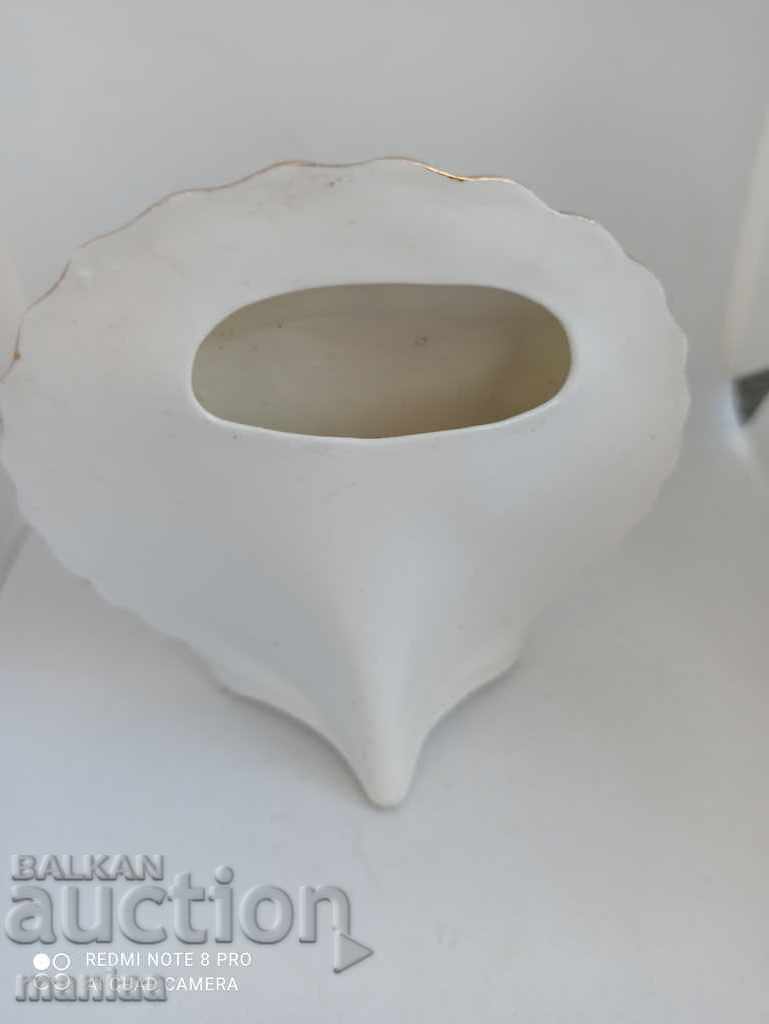 Delivery of Beautiful English porcelain figure Delivery of Beautiful English porcelain figure