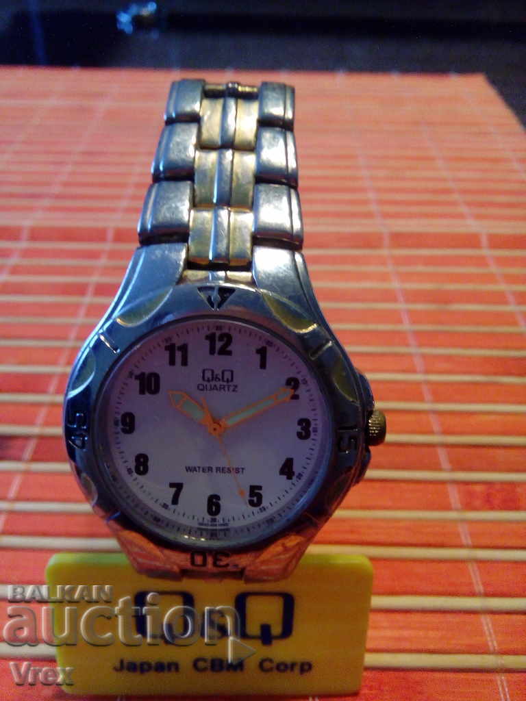 Кварцов часовник Q&Q - биколор с цена 18.00 лв. | € 9.20 Кварцов часовник Q&Q - биколор с цена 18.00 лв. | € 9.20