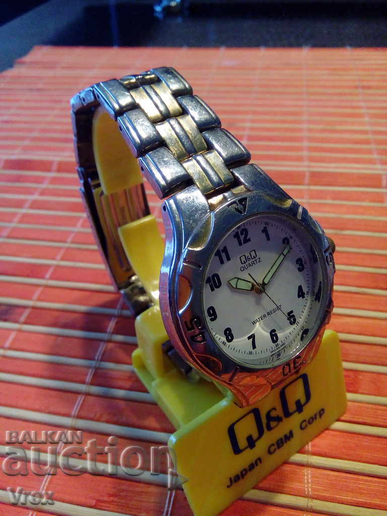 Доставка на Кварцов часовник Q&Q - биколор Доставка на Кварцов часовник Q&Q - биколор