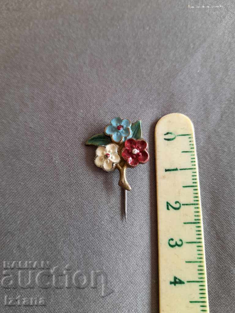 Old children's brooch with price 15.00 BGN | € 7.67 Old children's brooch with price 15.00 BGN | € 7.67