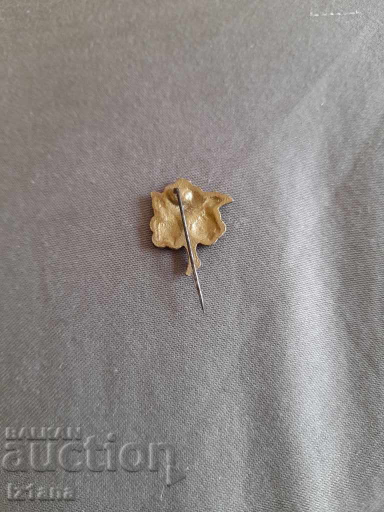 Auction Old children's brooch Auction Old children's brooch