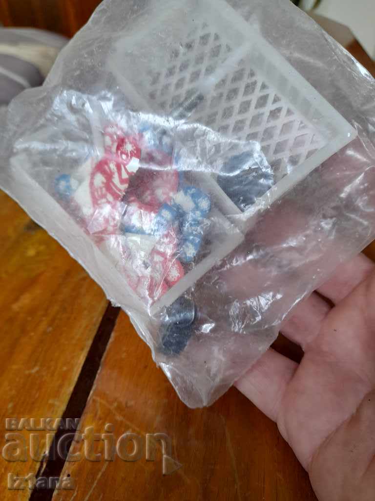 Auction Old hockey figurines Auction Old hockey figurines