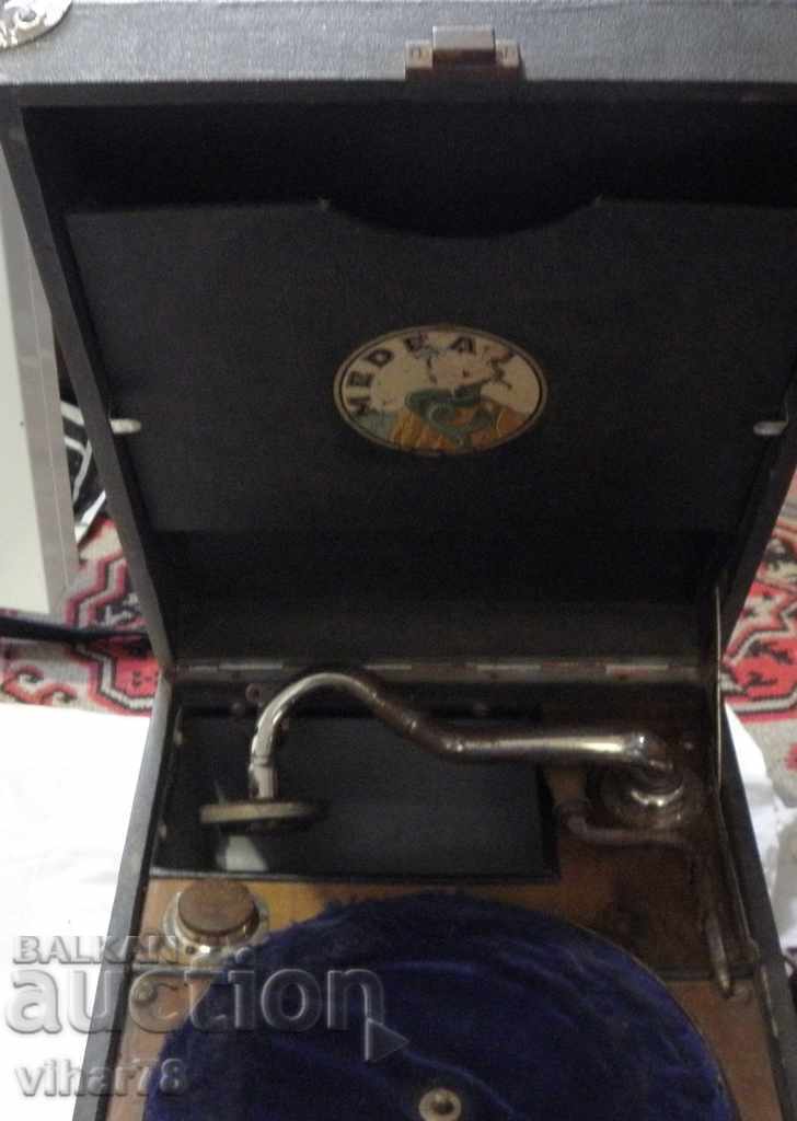 Delivery of Collectible turntable with crank-MEDEA Delivery of Collectible turntable with crank-MEDEA