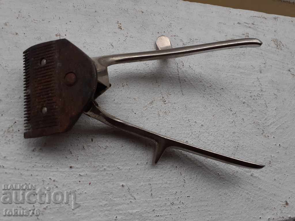 Old hand clipper with price 29.00 BGN | € 14.83