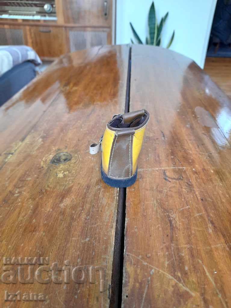 Delivery of Old souvenir shoe Delivery of Old souvenir shoe