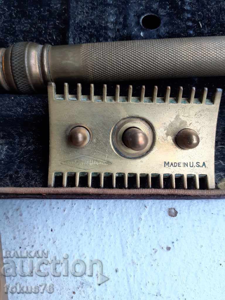 Delivery of Old Gillette collector's shaving kit Delivery of Old Gillette collector's shaving kit