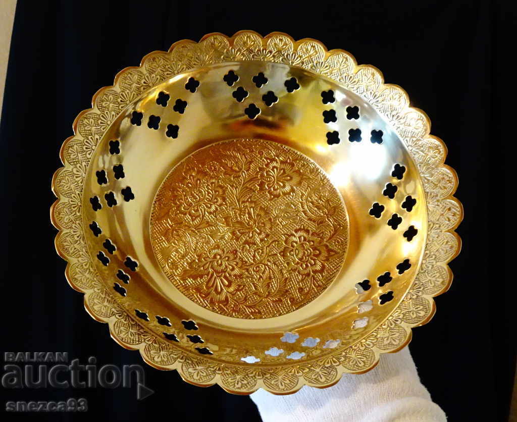 Αγγλική μπρούτζινη φρουτιέρα, δαντέλα, λουλούδια με τιμή 36.00 BGN | € 18.41 Αγγλική μπρούτζινη φρουτιέρα, δαντέλα, λουλούδια με τιμή 36.00 BGN | € 18.41