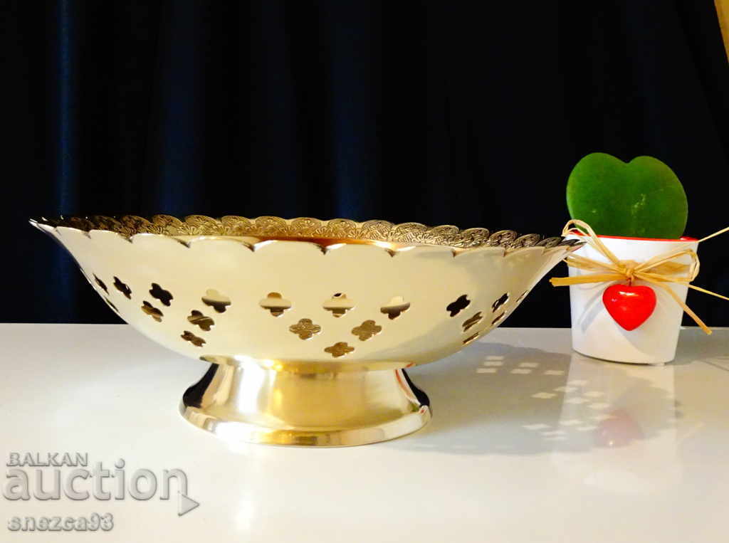 Παράδοση Αγγλική μπρούτζινη φρουτιέρα, δαντέλα, λουλούδια Παράδοση Αγγλική μπρούτζινη φρουτιέρα, δαντέλα, λουλούδια