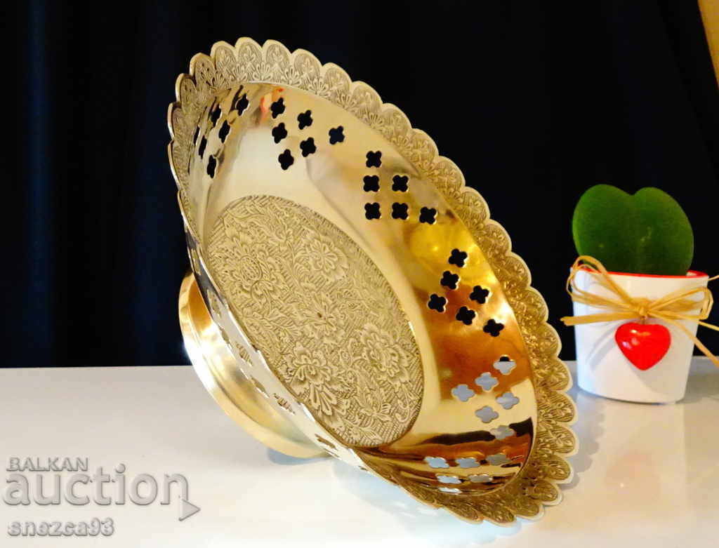 Αγγλική μπρούτζινη φρουτιέρα, δαντέλα, λουλούδια Αγγλική μπρούτζινη φρουτιέρα, δαντέλα, λουλούδια