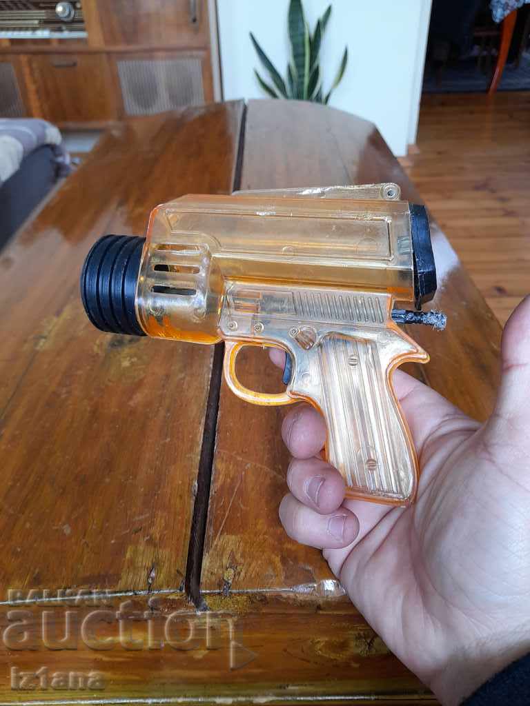 Old children's pistol with bullets with price 10.00 BGN | € 5.11 Old children's pistol with bullets with price 10.00 BGN | € 5.11
