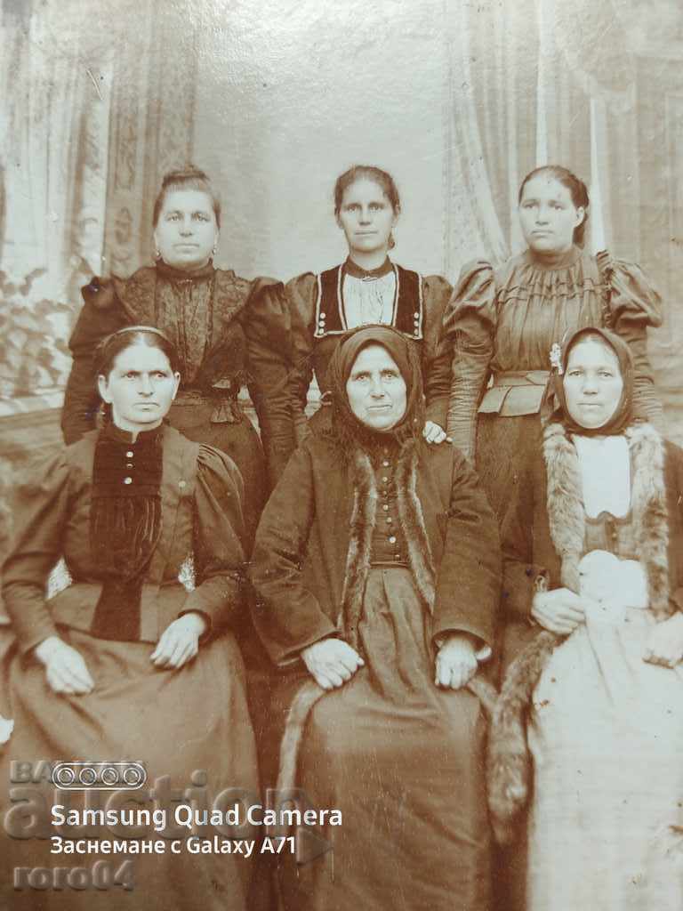 WOMEN IN NOSE - 7 WOMEN IN NOSE - 7