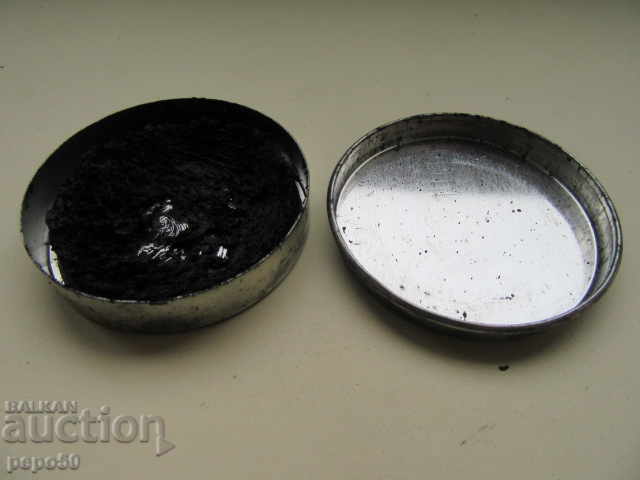 ΚΟΥΤΙ ΜΕ ΜΑΥΡΟ ΒΕΡΝΙΚΙ ΓΙΑ ΠΑΠΟΥΤΣΙΑ ΑΠΟ ΤΗΝ ΕΠΟΧΗ ΤΟΥ ΣΟΣΙΑΛΙΣΜΟΥ με τιμή € 1.00 | 1.96 BGN