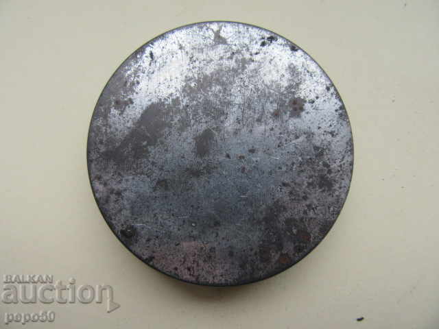 Auction BOX WITH BLACK PAINT FOR SOCA SHOES Auction BOX WITH BLACK PAINT FOR SOCA SHOES