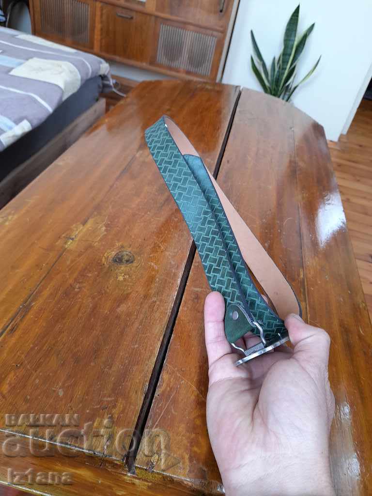 Delivery of A leather belt