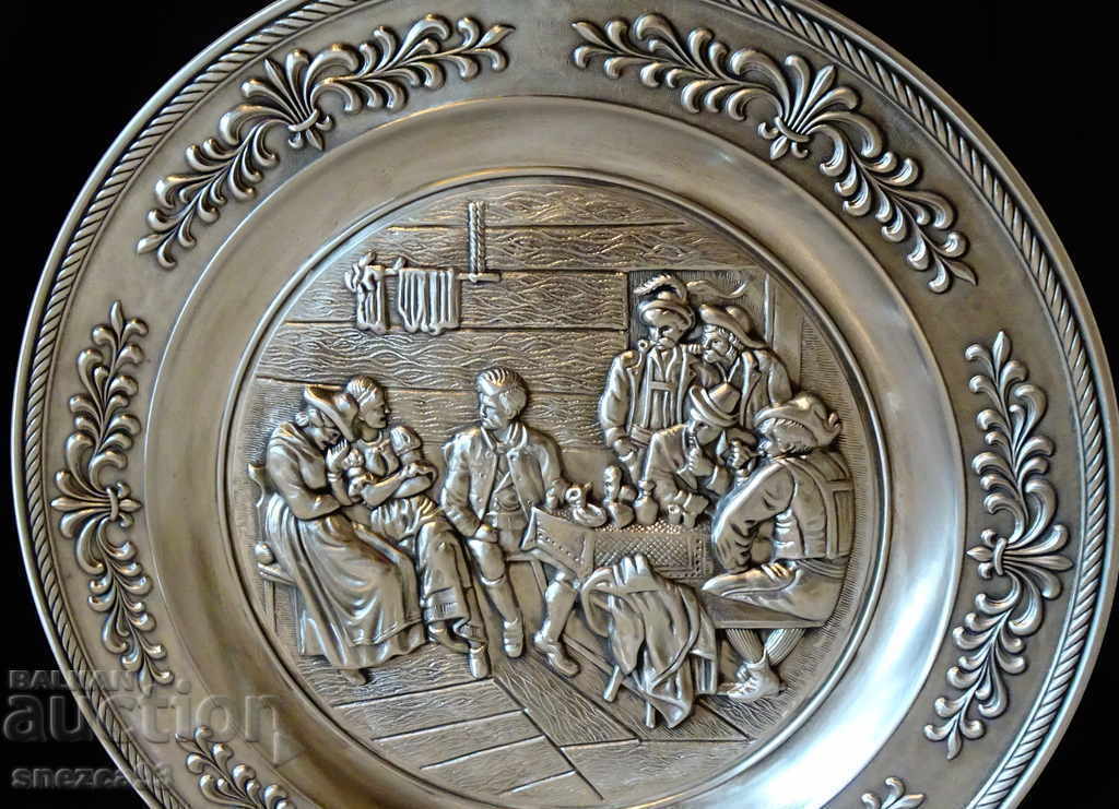 Auction Calaina plate, panel with embossed picture Engagement, 26 cm Auction Calaina plate, panel with embossed picture Engagement, 26 cm