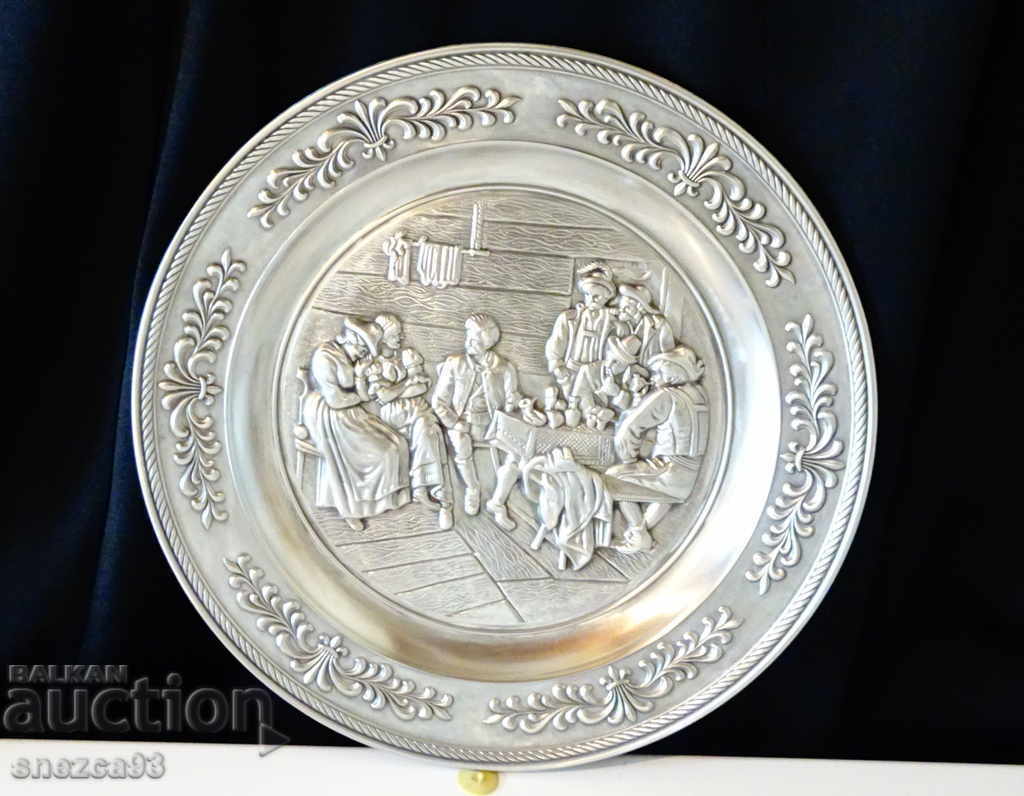 Farfurie de staniu cu imagine în relief Nuntă, Logodnă, 26 cm Farfurie de staniu cu imagine în relief Nuntă, Logodnă, 26 cm