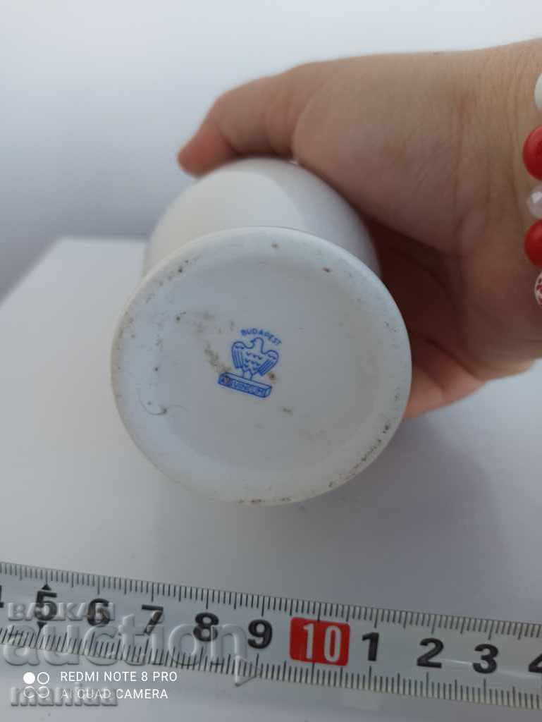 Delivery of A beautiful porcelain vase