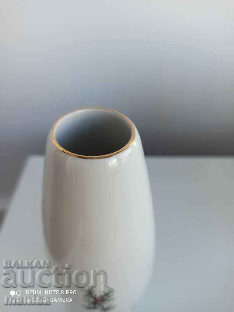 A beautiful porcelain vase - 5