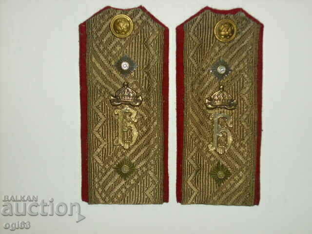 Royal epaulettes 53