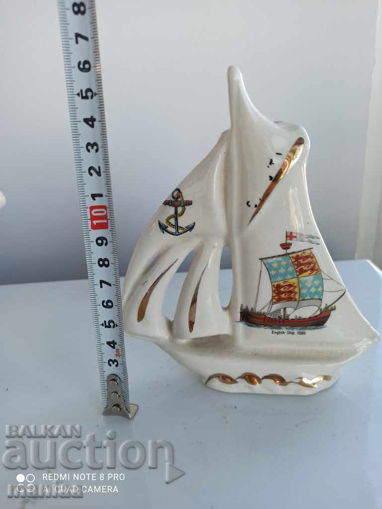 O vaza frumoasa de portelan cu preț 30.00 BGN | € 15.34 O vaza frumoasa de portelan cu preț 30.00 BGN | € 15.34