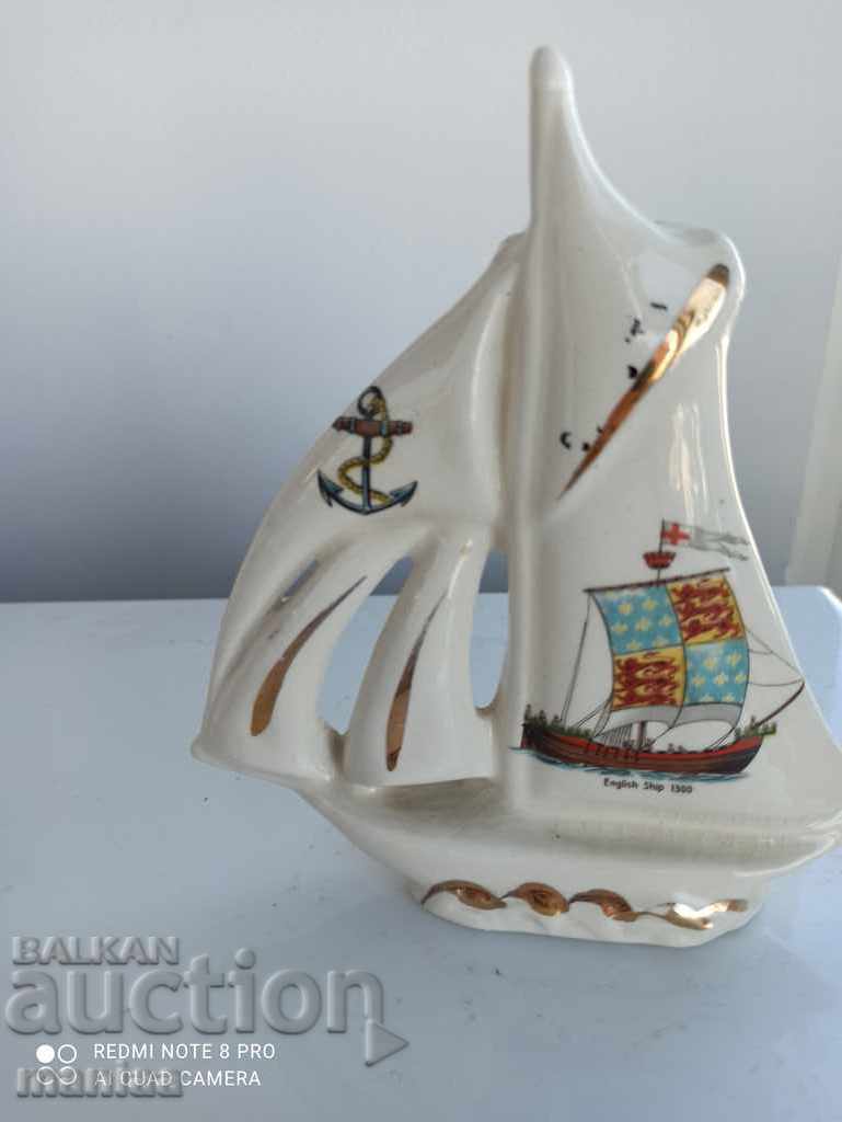 O vaza frumoasa de portelan O vaza frumoasa de portelan