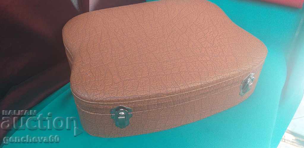 Set cosmetic rar într-o valiză de piele/Anii '60 cu preț 60.00 BGN | € 30.68 Set cosmetic rar într-o valiză de piele/Anii '60 cu preț 60.00 BGN | € 30.68