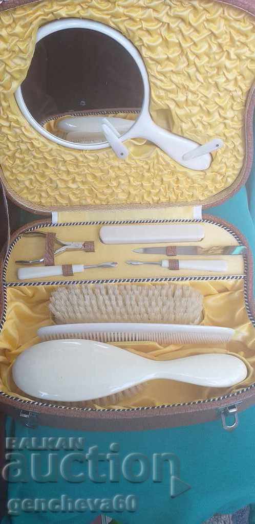 Licitație Set cosmetic rar într-o valiză de piele/Anii '60 Licitație Set cosmetic rar într-o valiză de piele/Anii '60