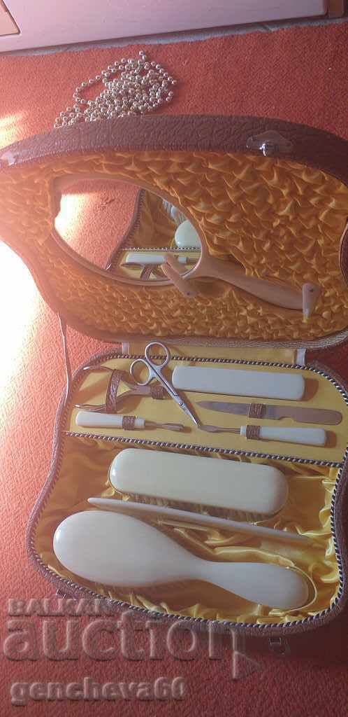 Livrarea Set cosmetic rar într-o valiză de piele/Anii '60 Livrarea Set cosmetic rar într-o valiză de piele/Anii '60